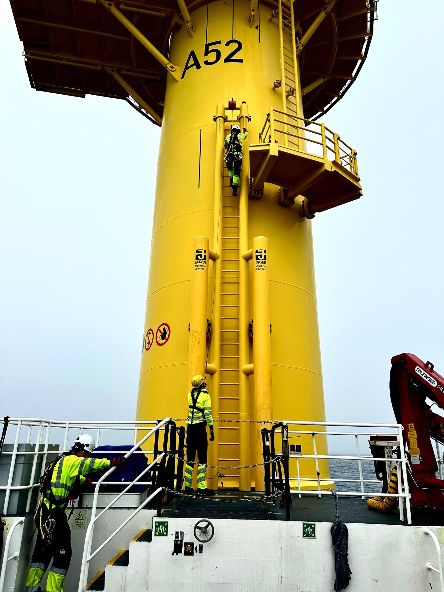 Techniker beim Aufstieg auf Turbine A52 während eines Trainings